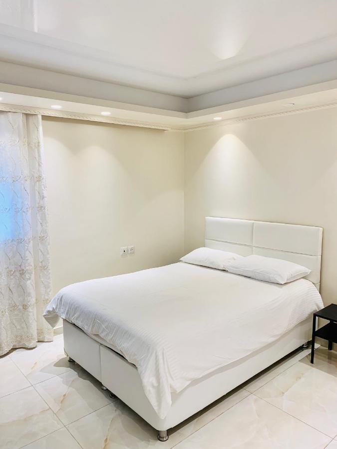 Royal Beach Front Apartments Нетания Экстерьер фото
